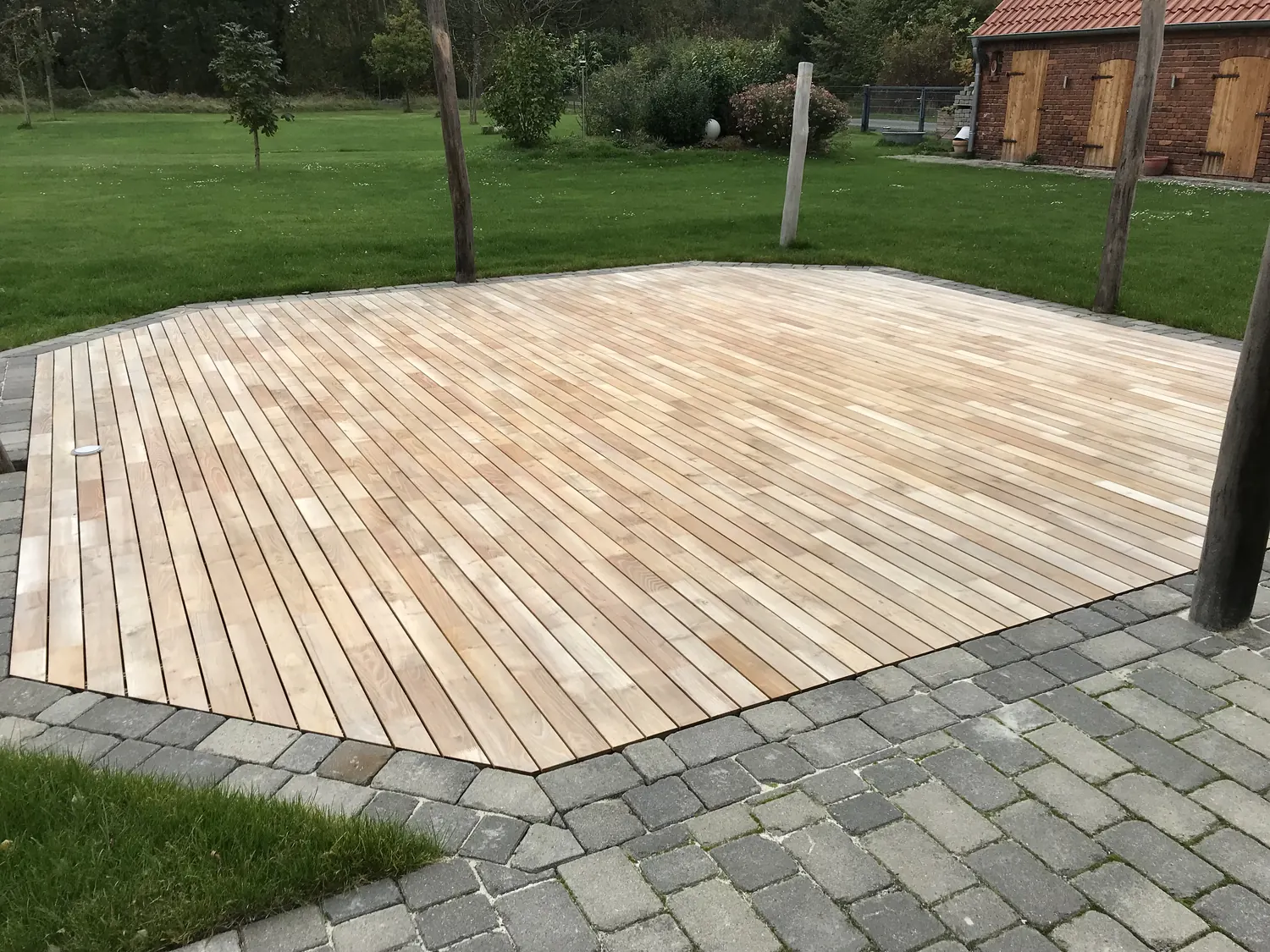 Holzdeck als Sitzplatz in der Rasenfläche